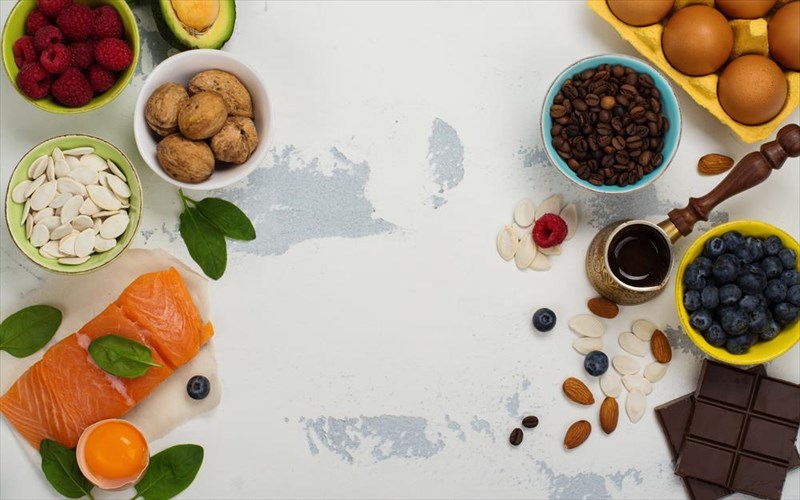 poies-trofes-boithoun-ton-egkefalo-otan-diabazoume