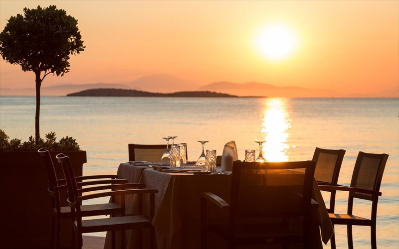 kuma-ananeosis-to-estiatorio-mythos-by-divani-kalosorizei-to-kalokairi-me-neo-menou