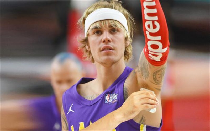 o-Justin-bieber-etoimazetai-na-lansarei-to-diko-tou-aposmitiko