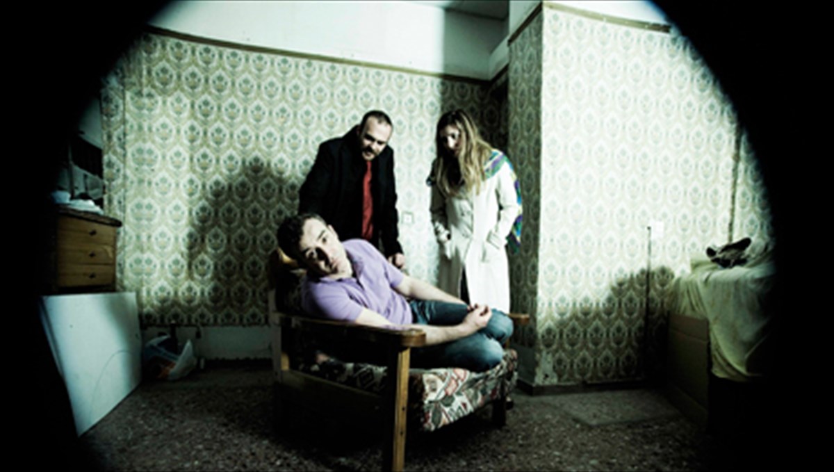 enas-anthropos-upo-xreokopia-egkainiazei-to-theatriko-programma-sto-skrow