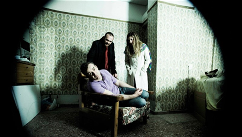 enas-anthropos-upo-xreokopia-egkainiazei-to-theatriko-programma-sto-skrow