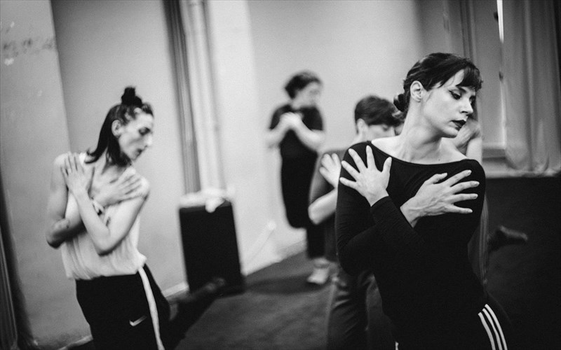 i-zizel-tou-kosta-tsiouka-anoigei-ton-xoro-sto-festibal-athinon