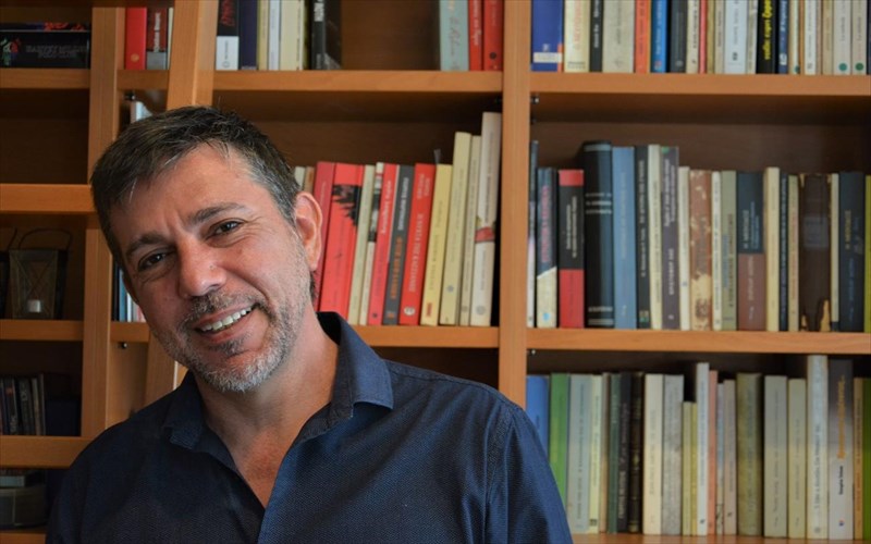 thodoris-tsapakidis-den-exei-noima-na-klaiei-o-ithopoios-alla-o-theatis-theatis