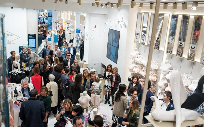 i-yamamay-egkainiazei-ti-nea-tis-boutique-sto-milano