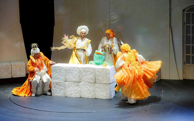 to-bals-me-ta-paramuthia-tis-karmen-rouggeri-se-kalokairini-periodeia