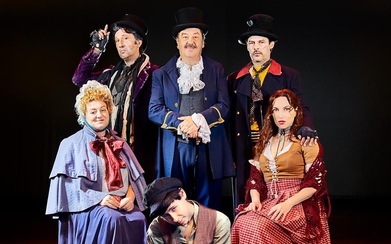 o-oliber-touist-ston-elliniko-kosmo