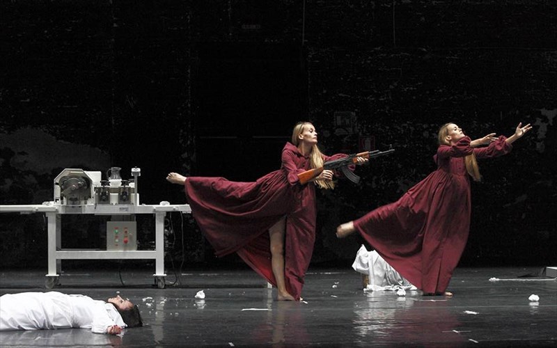 eidame-tin-parastasi-genesis-6-6-7-tis-anxelika-lintel