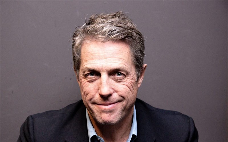 hugh-grant-metaniono-gia-tous-sigourous-rolous-meta-to-tesseris-gamoi-kai-mia-kideia