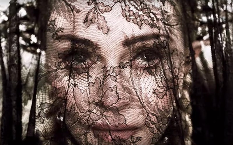 skandalizei-to-eksofullo-tou-madame-x-tis-madonna