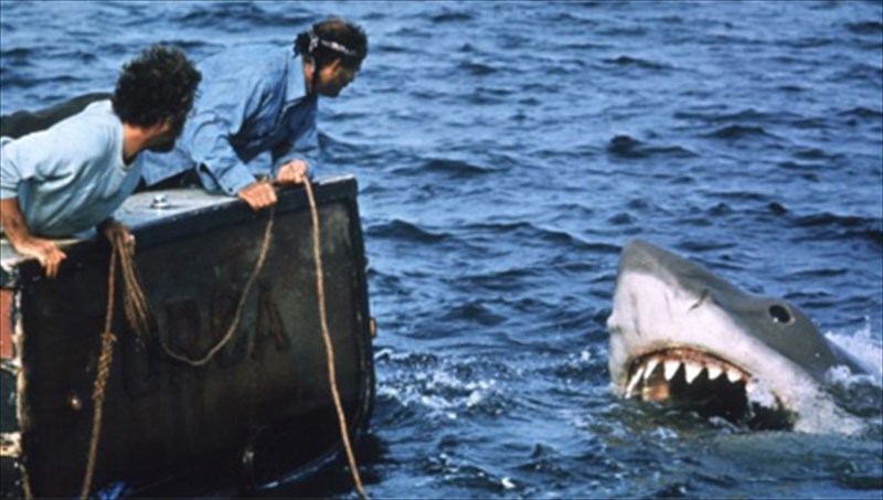 o-tromos-paramoneuei-sto-nero-kai-sti-megali-othoni