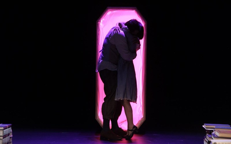 h-proti-agapi-i-proti-periodeia-tis-enallaktikis-skinis-tis-lurikis