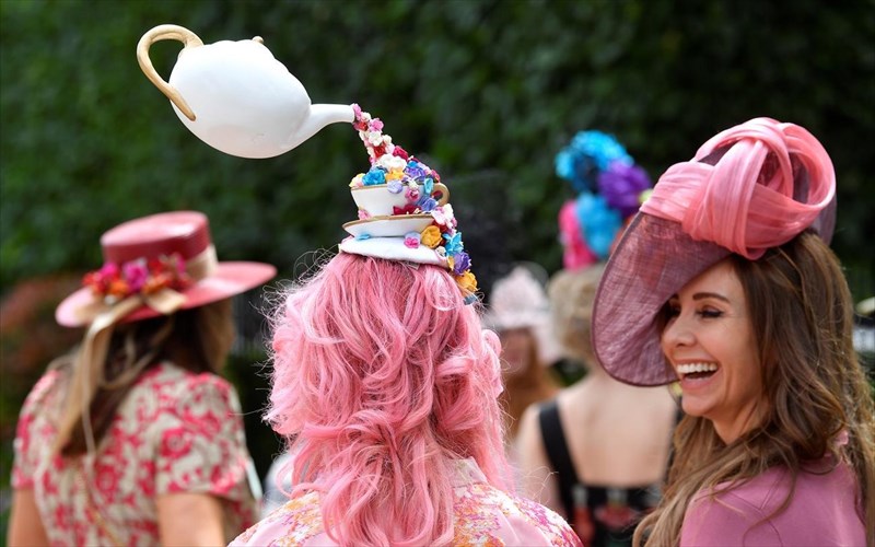 basilikes-ippodromies-sunexizetai-i-paradosi-me-ta-eufantasta-kapela-paradosi-me-ta-eufantasta-kapela