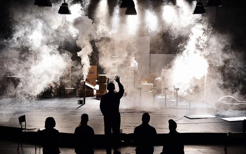 to-koritsi-apo-to-ergostasio-tis-omixlis-sti-skini-tis-peiraios-260