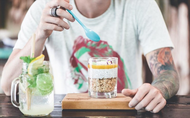 giati-oi-andres-prepei-na-trone-giaourti