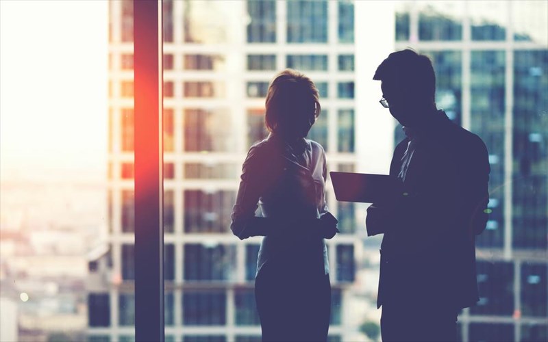 me-egkefaliko-kinduneuoun-osoi-ergazontai-polu