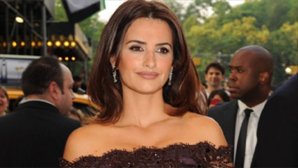 penelope-cruz-mia-sarantara-kalloni-gia-ton-James-bond