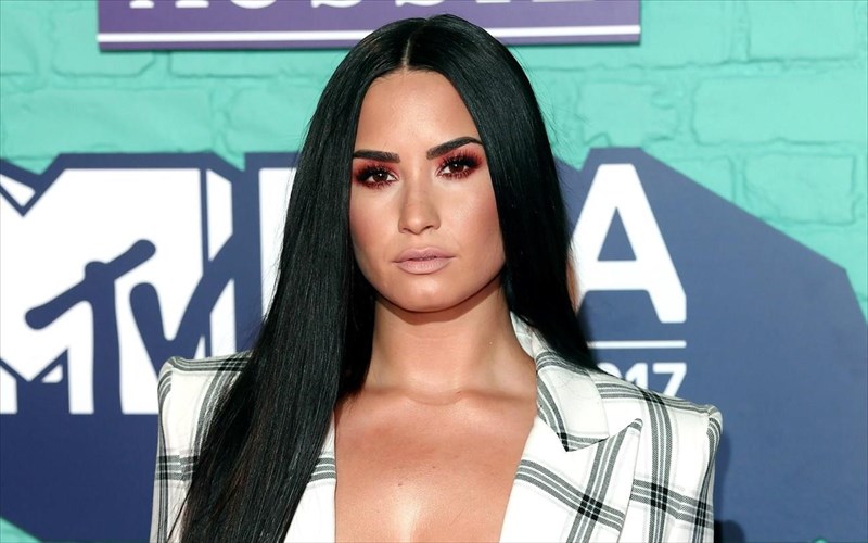 ti-sumbolizei-to-neo-tatouaz-tis-demi-lovato