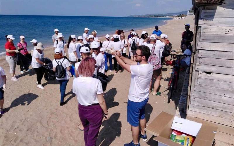 kathares-paralies-sti-b-ellada-apo-ti-sanitas-me-ti-stiriksi-tou-masouti-kai-ton-ethelonton