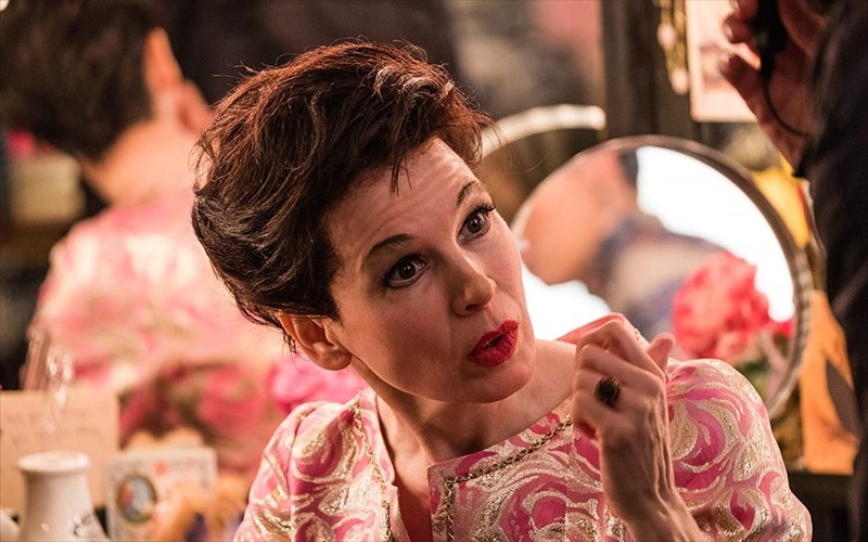 entuposiazei-i-renee-zellweger-sto-tragoudi-os-Judy-garland-renee-zellweger-sto-tragoudi-os-Judy-garland