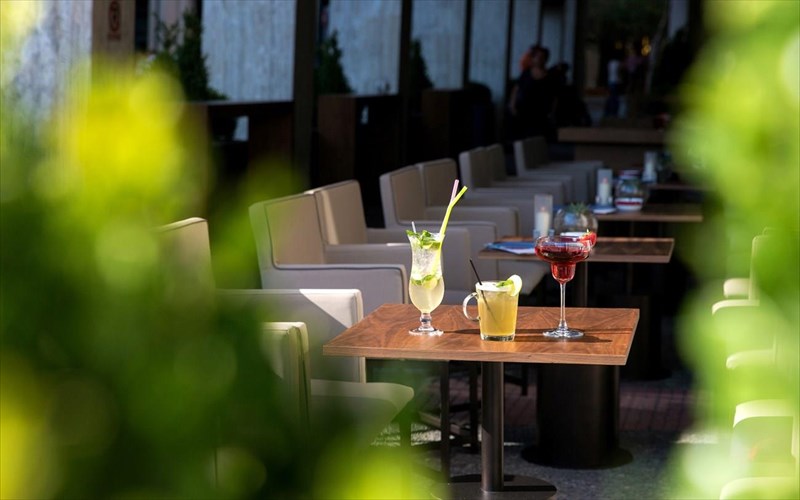 to-plaza-cafe-uposxetai-drosero-kalokairi-stin-poli