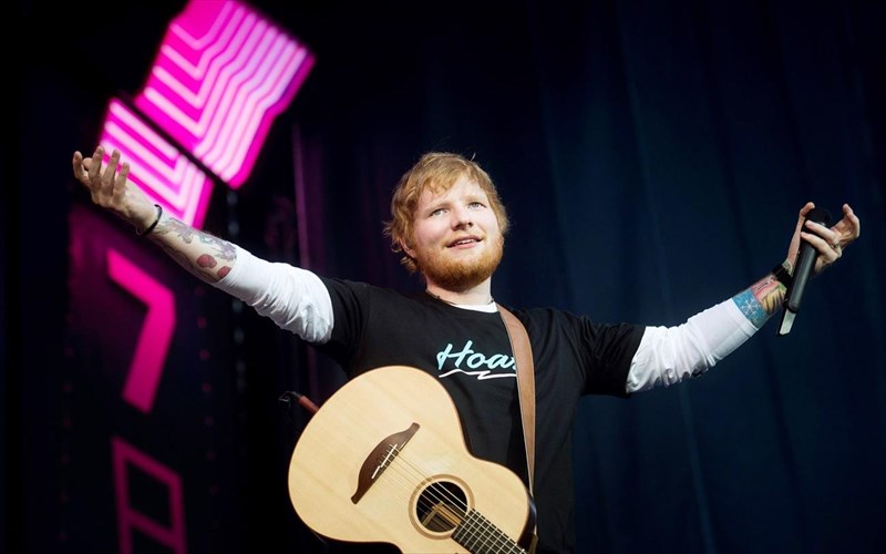 ti-gureuei-to-gigantio-agalma-tou-ed-sheeran-sto-kentro-tis-mosxas