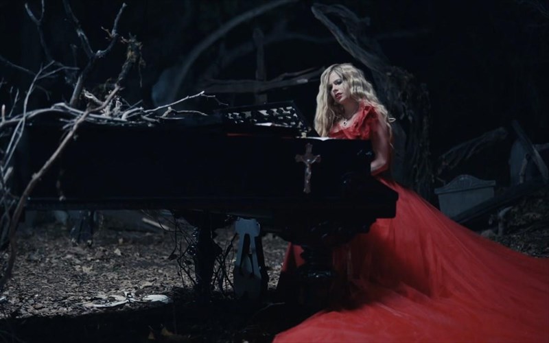 deite-to-neo-gothic-binteoklip-tis-avril-lavigne-gia-to-i-fell-in-love-with-the-devil