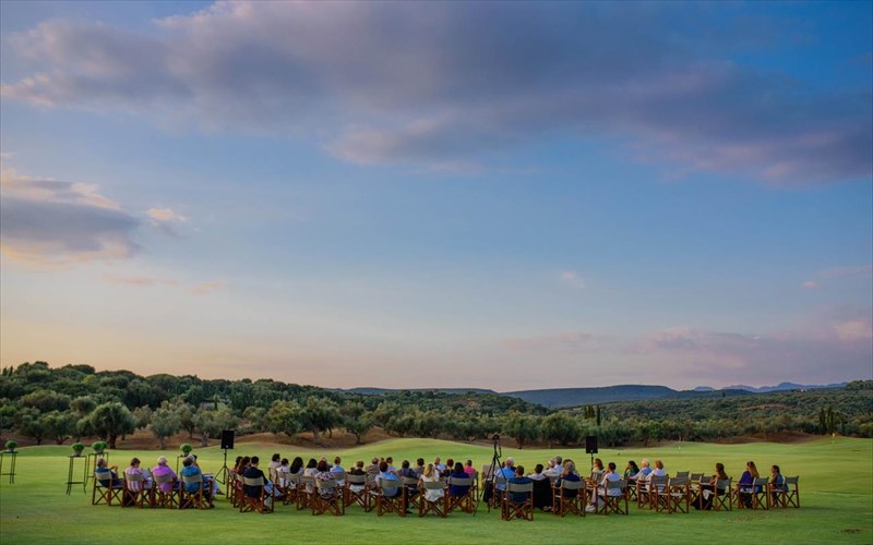 ena-triimero-me-thema-tin-dimokratia-kai-tin-pneumatikotita-etoimazei-i-costa-navarino-costa-navarino