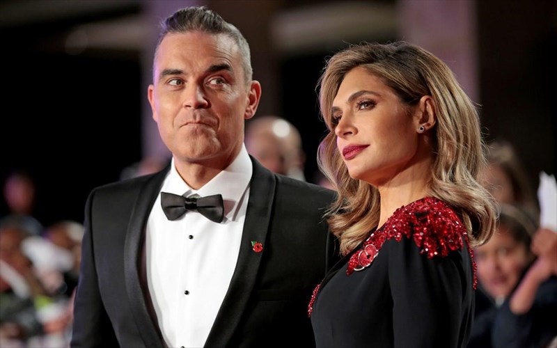 robbie-williams-kai-ayda-field-ananeonoun-tous-orkous-tous-meta-apo-deka-xronia-gamou