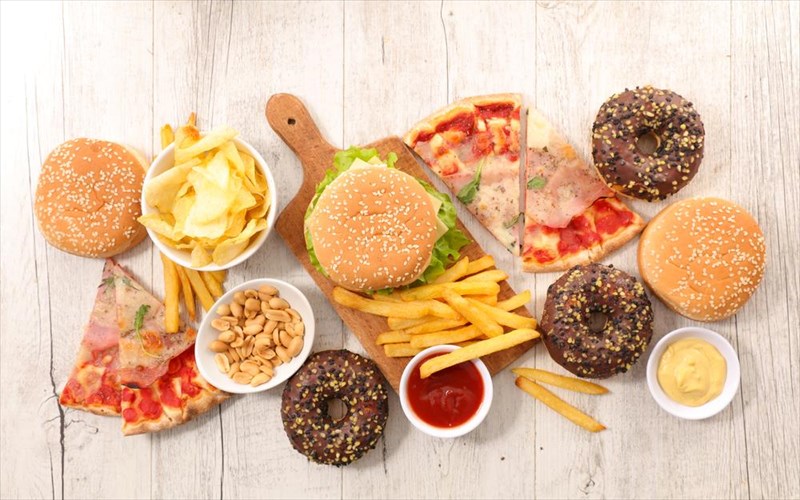 giati-laxtarame-junk-food-meta-to-alkool