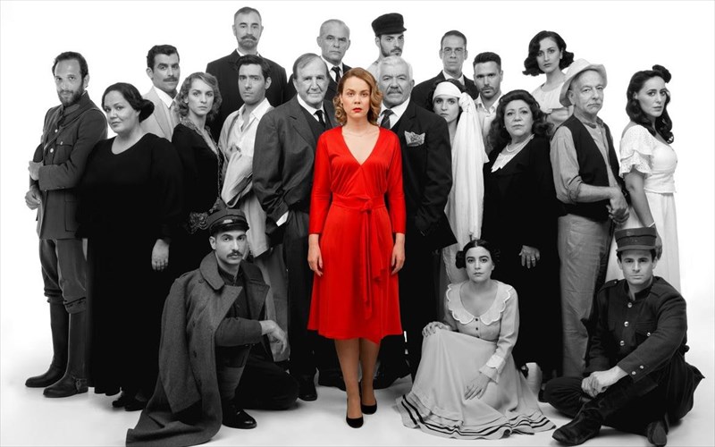 i-lena-papaligoura-einai-i-daskala-me-ta-xrusa-matia