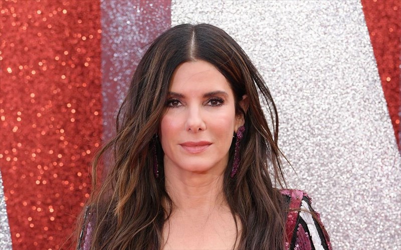 h-sandra-bullock-uiothetise-skulo-apo-katafugio-zoon
