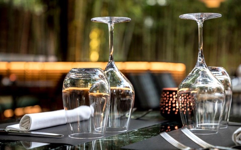 kalokairini-oiniki-tetarti-me-upografi-mpoutari