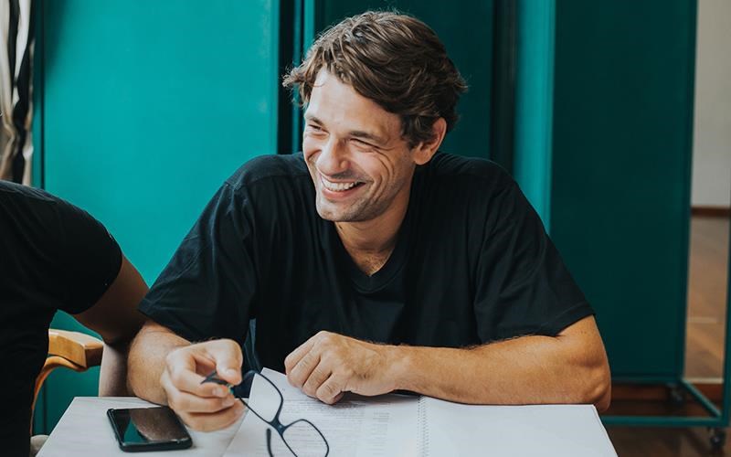 tape-me-ton-apostoli-totsika-sti-skini-tou-104