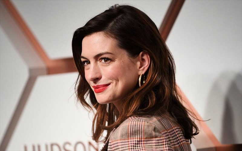 i-anne-hathaway-perimenei-deutero-paidi