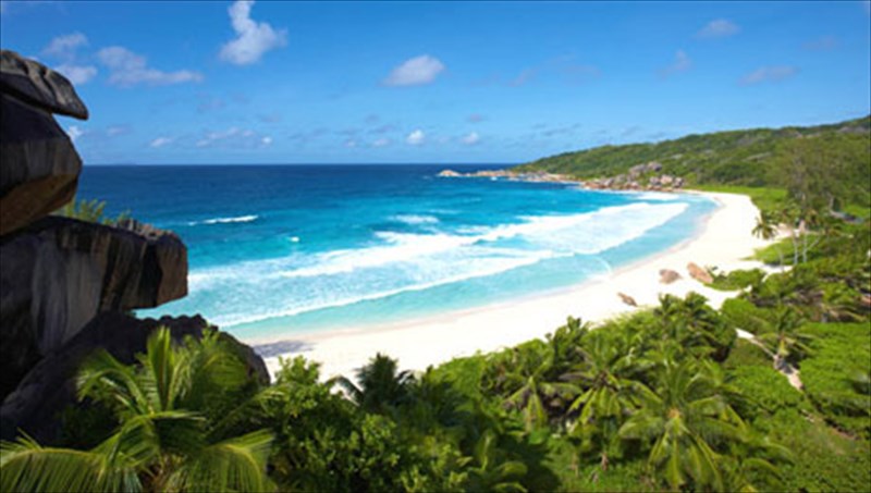 oi-100-kaluteres-paralies-ston-kosmo