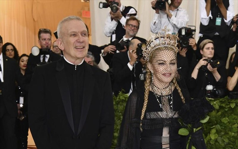 Jean-paul-gaultier-i-madonna-me-aperripse-treis-fores