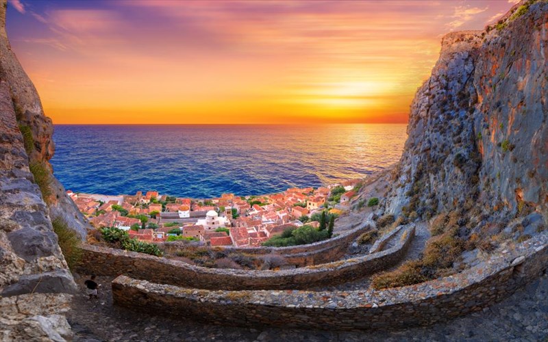 taksidi-stin-kastropoliteia-tis-monembasias-binteo