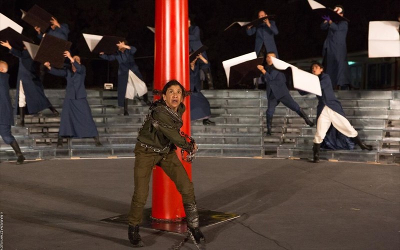 i-kathryn-hunter-sto-irodeio-me-ton-promithea-desmoti