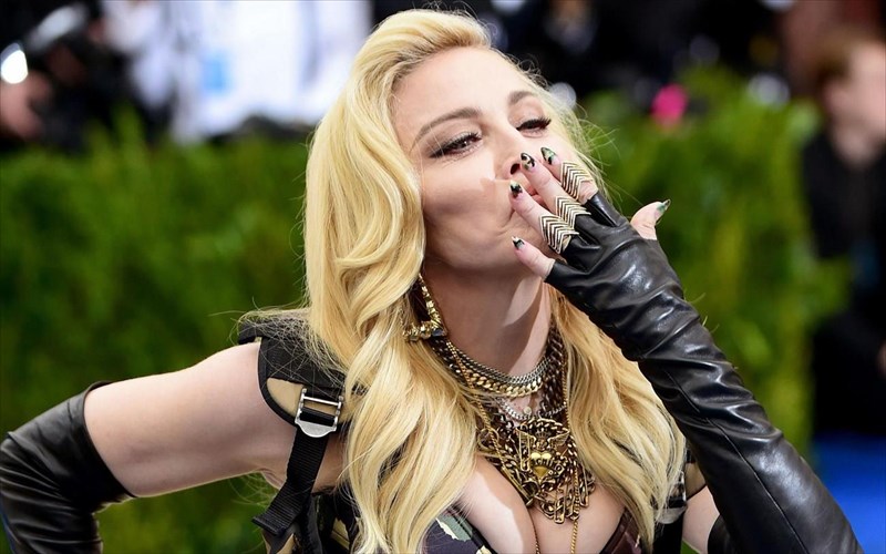 madonna-to-kalutero-doro-genethlion-einai-otan-sou-tragoudoun-ta-paidia-sou