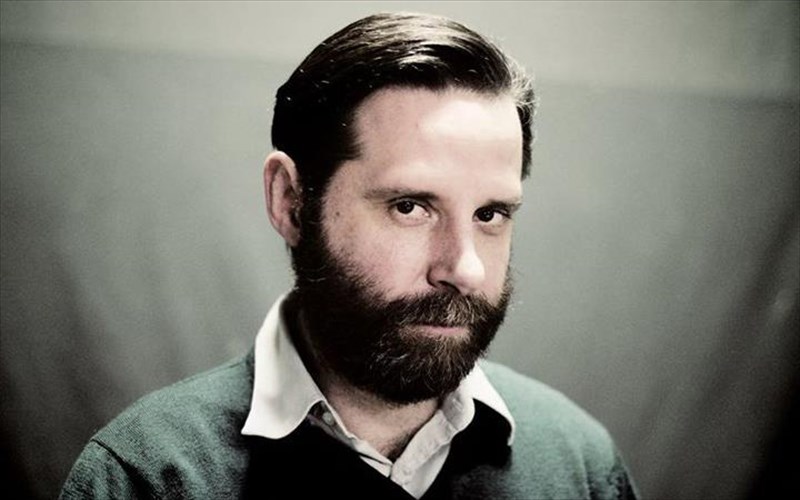 o-dimitris-mulonas-anebazei-kampanelli-sto-apo-mixanis-theatro