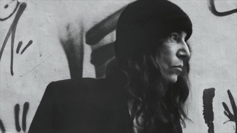 i-patti-smith-sti-skia-tis-akropolis