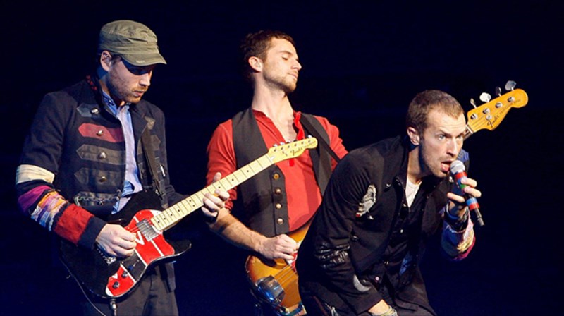 oi-coldplay-kai-oi-hurts-se-xristougenniatiki-version