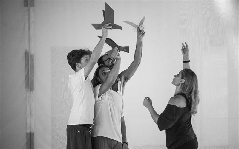 impart-mia-bradia-prosbasimi-se-olous-stin-enallaktiki-skini-tis-els