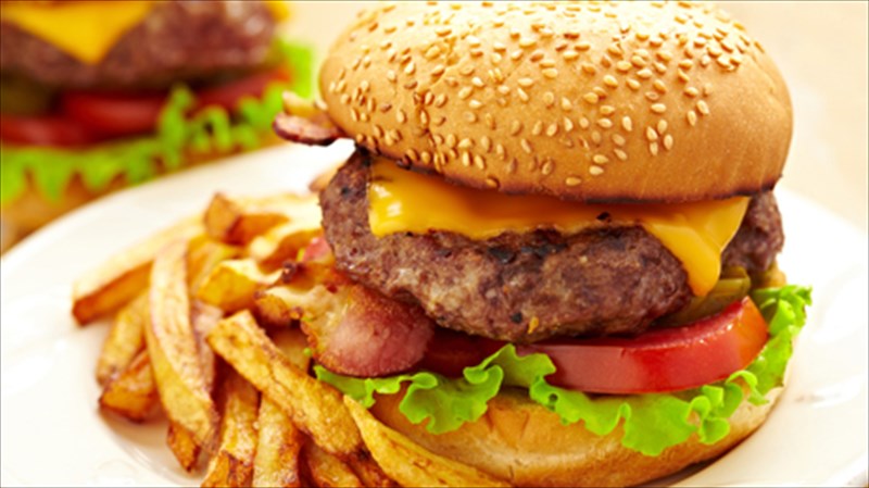 ta-kalutera-burger-tis-polis-kai-pou-na-ta-apolausete