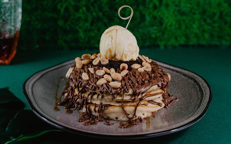 h-geustiki-summaxia-noel-kai-brokies-sunexizetai