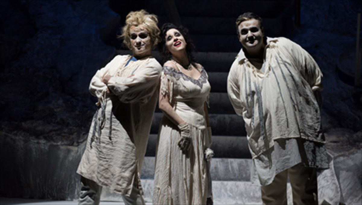 tria-monoprakta-sugxronis-operas