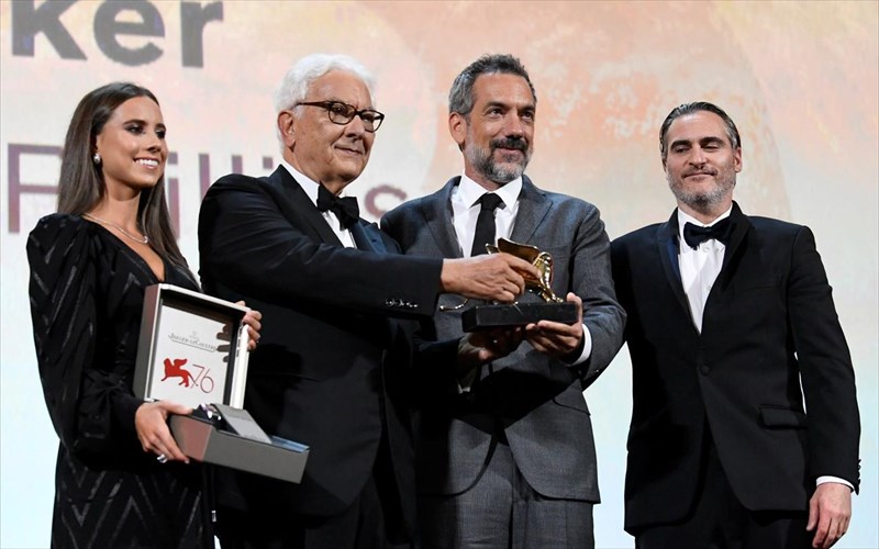 xamogelastos-efuge-o-Joker-apo-ti-benetia-Joker-apo-ti-benetia