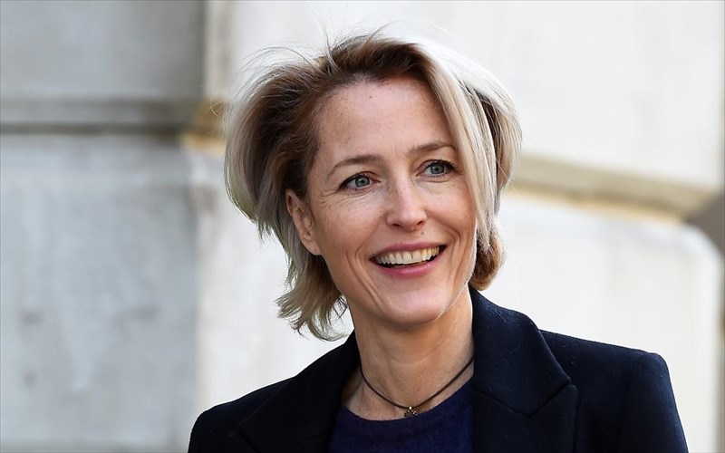 to-the-crown-epistrefei-me-tin-gillian-anderson-os-margaret-thatcher