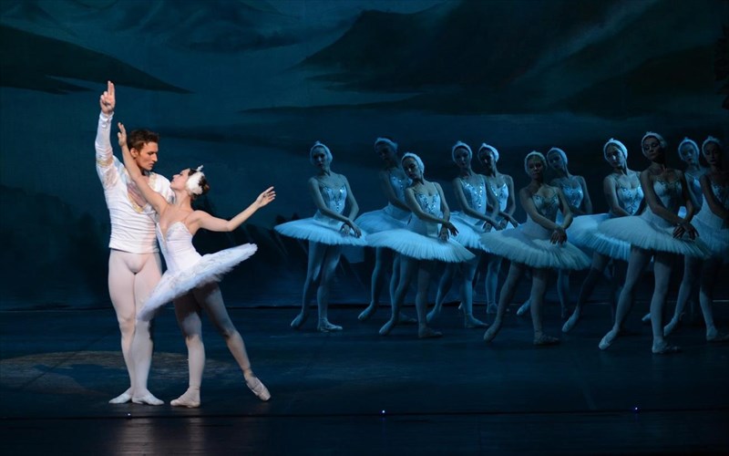 i-limni-ton-kuknon-sto-dimotiko-theatro-peiraia