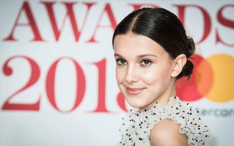 i-millie-bobby-brown-i-aderfi-tis-kai-ena-neo-drama-gia-to-netflix-aderfi-tis-kai-ena-neo-drama-gia-to-netflix